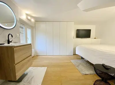 Télévision ou salle de divertissement dans l'établissement GoodGuest-Cosy Duplex Gare D’Asnieres