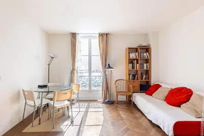 Coin salon dans l'établissement GuestReady - Sunlit Serenity near Montmartre