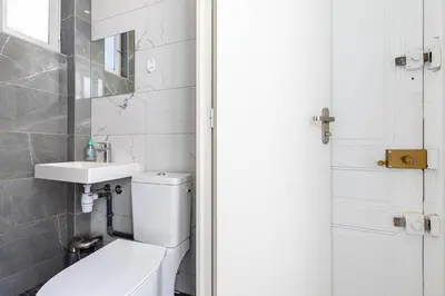 Salle de bains dans l'établissement GuestReady - Sunlit Serenity near Montmartre