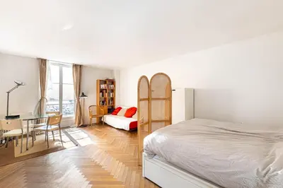 Un ou plusieurs lits dans un hébergement de l'établissement GuestReady - Sunlit Serenity near Montmartre