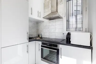 Cuisine ou kitchenette dans l'établissement GuestReady - Sunlit Serenity near Montmartre