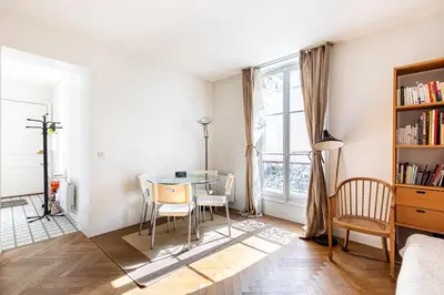 Bibliothèque dans l'appartement