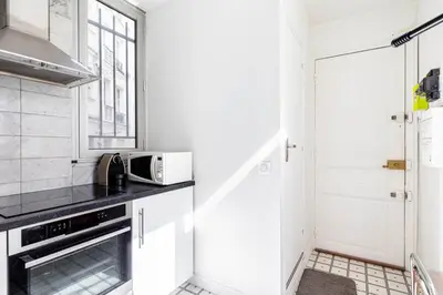 Cuisine ou kitchenette dans l'établissement GuestReady - Sunlit Serenity near Montmartre