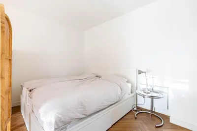 Un ou plusieurs lits dans un hébergement de l'établissement GuestReady - Sunlit Serenity near Montmartre