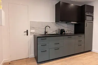 Cuisine ou kitchenette dans l'établissement Rez de chausse dans une rue pavee 4 pers Nation