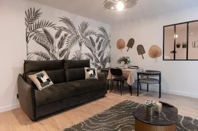 Coin salon dans l'établissement Rez de chausse dans une rue pavee 4 pers Nation