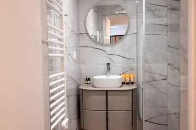 Salle de bains dans l'établissement Rez de chausse dans une rue pavee 4 pers Nation