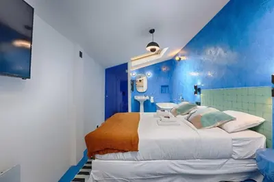 Un ou plusieurs lits dans un hébergement de l'établissement Les Halles - Luxurious & colorful 4BD for 16 guest