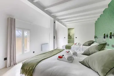 Un ou plusieurs lits dans un hébergement de l'établissement Les Halles - Luxurious & colorful 4BD for 16 guest