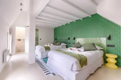 Un ou plusieurs lits dans un hébergement de l'établissement Les Halles - Luxurious & colorful 4BD for 16 guest