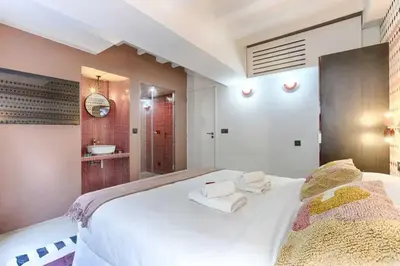 Un ou plusieurs lits dans un hébergement de l'établissement Les Halles - Luxurious & colorful 4BD for 16 guest