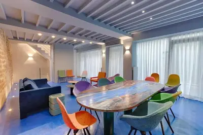Coin salon dans l'établissement Les Halles - Luxurious & colorful 4BD for 16 guest