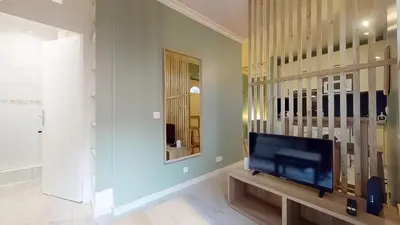 Télévision ou salle de divertissement dans l'établissement Le Vert Neuilly - 10mn Paris