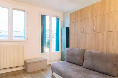 Coin salon dans l'établissement Stylish & Central Studio Apartment Ménilmontant!