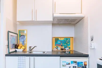 Cuisine ou kitchenette dans l'établissement Stylish & Central Studio Apartment Ménilmontant!
