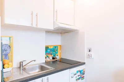 Cuisine ou kitchenette dans l'établissement Stylish & Central Studio Apartment Ménilmontant!