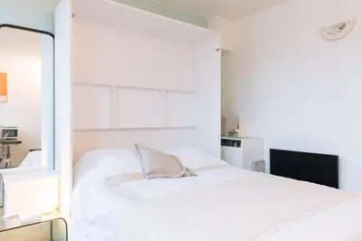 Un ou plusieurs lits dans un hébergement de l'établissement Stylish & Central Studio Apartment Ménilmontant!