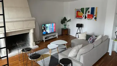 Télévision ou salle de divertissement dans l'établissement VUE SUR LA SEINE