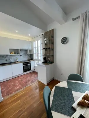 Cuisine ou kitchenette dans l'établissement VUE SUR LA SEINE