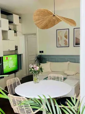 Télévision ou salle de divertissement dans l'établissement Luxury 2BR, 300m from Eiffel Tower & Rue Cler area