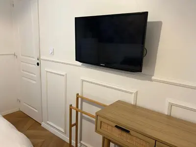 Télévision ou salle de divertissement dans l'établissement Paris 16 lux and cozy 2 bedroom