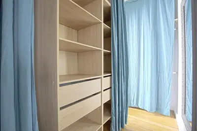 Bibliothèque dans l'appartement