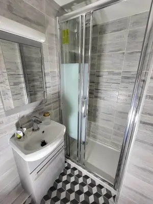 Salle de bains dans l'établissement Hôtel Résidence A la Buttes aux Cailles