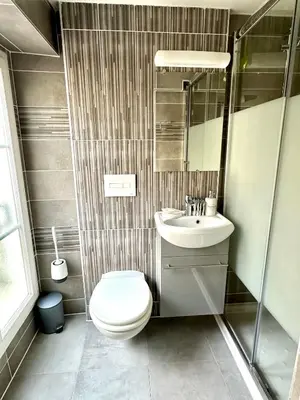 Salle de bains dans l'établissement Hôtel Résidence A la Buttes aux Cailles