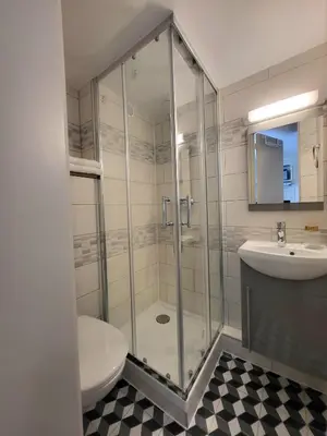 Salle de bains dans l'établissement Hôtel Résidence A la Buttes aux Cailles