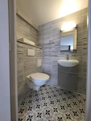 Salle de bains dans l'établissement Hôtel Résidence A la Buttes aux Cailles