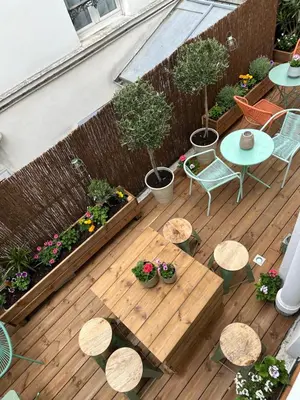 Balcon ou terrasse dans l'établissement Hôtel Résidence A la Buttes aux Cailles