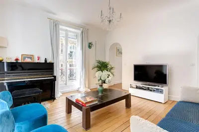 Télévision ou salle de divertissement dans l'établissement Elégant 4-room apartment near Arc de Triomphe and Palais des Congrès
