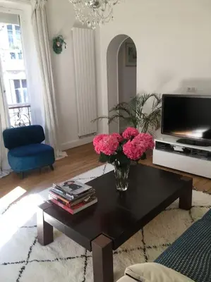 Télévision ou salle de divertissement dans l'établissement Elégant 4-room apartment near Arc de Triomphe and Palais des Congrès
