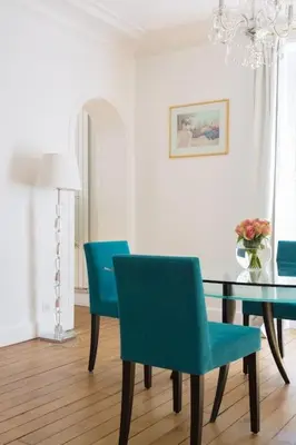Coin salon dans l'établissement Elégant 4-room apartment near Arc de Triomphe and Palais des Congrès