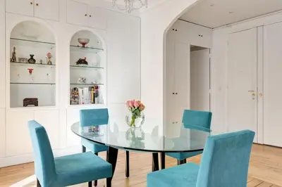 Coin salon dans l'établissement Elégant 4-room apartment near Arc de Triomphe and Palais des Congrès