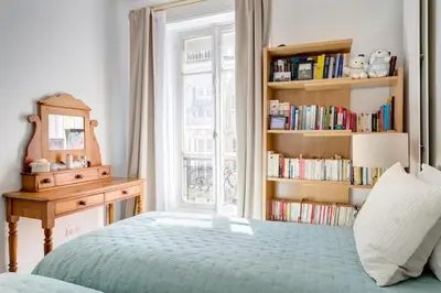 Un ou plusieurs lits dans un hébergement de l'établissement Elégant 4-room apartment near Arc de Triomphe and Palais des Congrès
