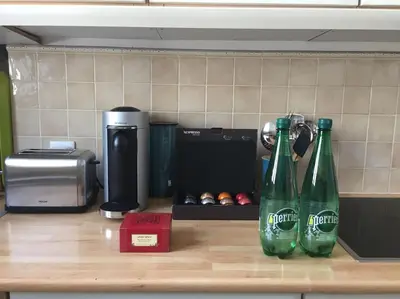 Plateau bouilloire dans l'établissement Elégant 4-room apartment near Arc de Triomphe and Palais des Congrès