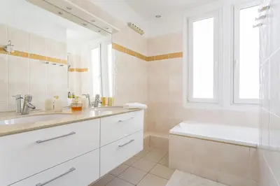 Salle de bains dans l'établissement Elégant 4-room apartment near Arc de Triomphe and Palais des Congrès