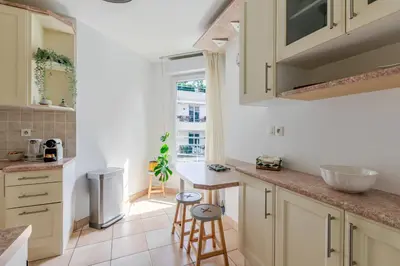 Cuisine ou kitchenette dans l'établissement Un ptit soleil à Paris