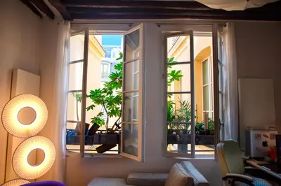 Coin salon dans l'établissement Le Marais à Paris - Atypique & Design