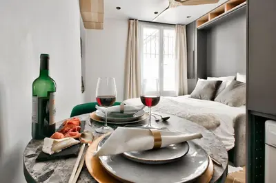 Un ou plusieurs lits dans un hébergement de l'établissement NEW ! Cosy Suite Intimate Nest Sacré Coeur Paris !