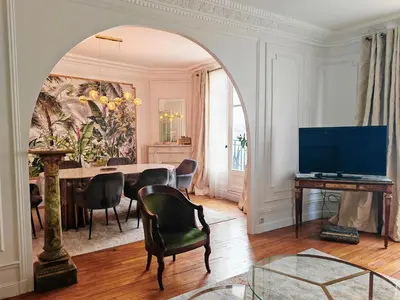 Télévision ou salle de divertissement dans l'établissement Grand Appartement Paris 16ème
