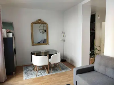 Coin salon dans l'établissement Charmant 2 pièces, au calme (meublé classé)
