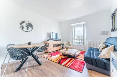 Coin salon dans l'établissement Charmant Appartement Proche Tour Eiffel