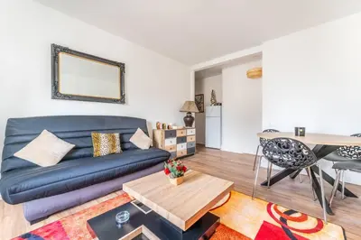 Coin salon dans l'établissement Charmant Appartement Proche Tour Eiffel