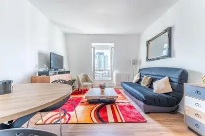 Télévision ou salle de divertissement dans l'établissement Charmant Appartement Proche Tour Eiffel