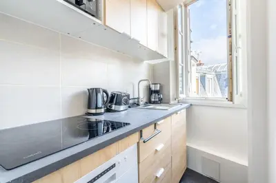 Cuisine ou kitchenette dans l'établissement Charmant Appartement Proche Tour Eiffel