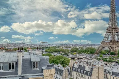 Vue générale sur Paris ou vue de la ville depuis l'appartement
