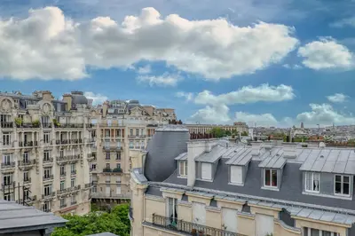 Vue générale sur Paris ou vue de la ville depuis l'appartement