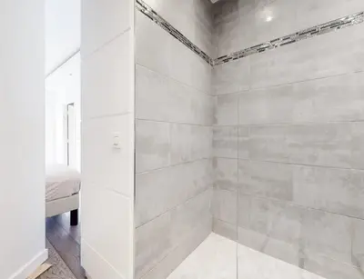 Salle de bains dans l'établissement Appartement proche Étoile